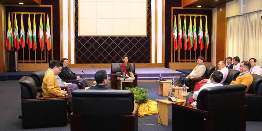 နိုင်ငံတော်အတိုင်ပင်ခံပုဂ္ဂိုလ်နှင့် UNFC ခေါင်းဆောင်များပထမအကြိမ်တွေ့ဆုံခဲ့စဉ်(Internet)