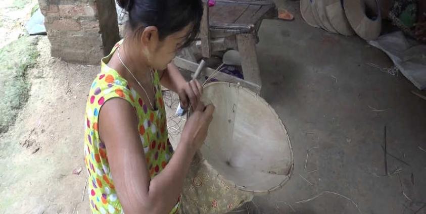 Local making bamboo hat in Chaungzone Township (Photo: MNA)