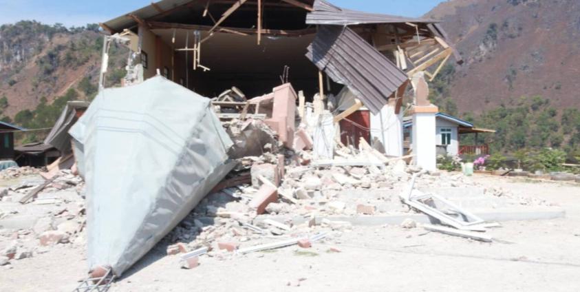 မတ်လ ၂၈ ရက်နေ့ ငလျင်ကြောင့် ပြိုကျပျက်စီးသွားတဲ့ ကရင်နီပြည် ဒီးမော့ဆိုမြို့နယ် ဟို၀မ်အထက် ကျေးရွာက ဘုရားကျောင်း။