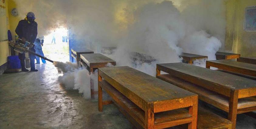A man fumigates a classroom. (Photo: MNA)