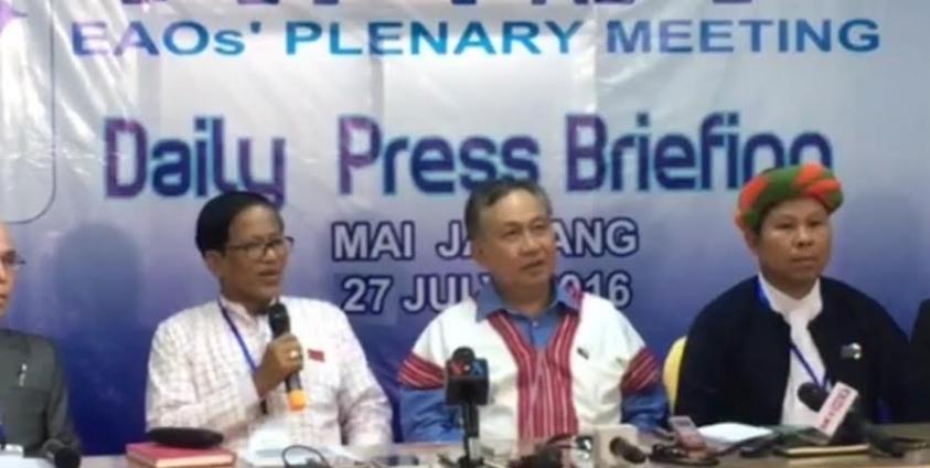  နိုင်ဟံသာက သတင်းထောက်များအား ပြောကြားနေစဉ်(MNA)