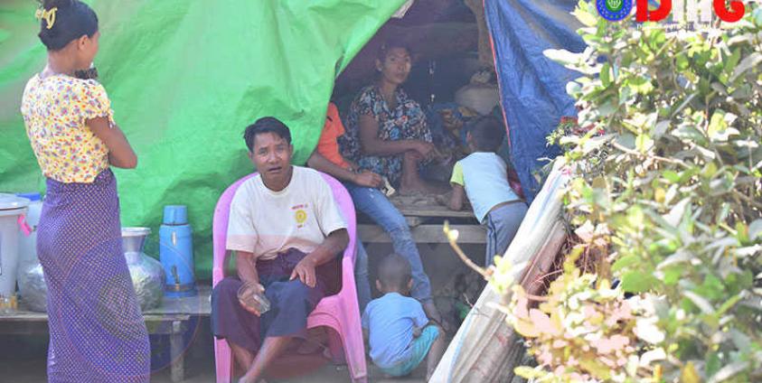 ကျောက်တော်မြို့နယ်ရှိ စစ်ဘေးရှောင်စခန်းတစ်ခုတွင် တွေ့ရသည့် မိသားစုတစ်စု။