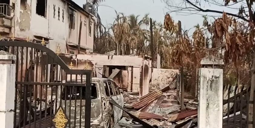 ဘူးသီးတောင်မြို့ရှိ နေအိမ်များ မီးရှို့ဖျက်ဆီးခံထားရမှု။ ဓာတ်ပုံ- CJ