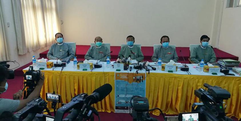 စက်တင်ဘာလ ၂ ရက်နေ့က ရွေးကောက်ပွဲကော်မရှင်ရုံး၌ သတင်းစာရှင်းလင်းပွဲ ပြုလုပ်နေစဉ်။