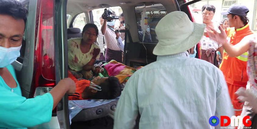 ဒဏ်ရာရရှိသူအချို့ကို  စစ်တွေဆေးရုံကြီးသို့ ယူဆောင်လာစဉ်။