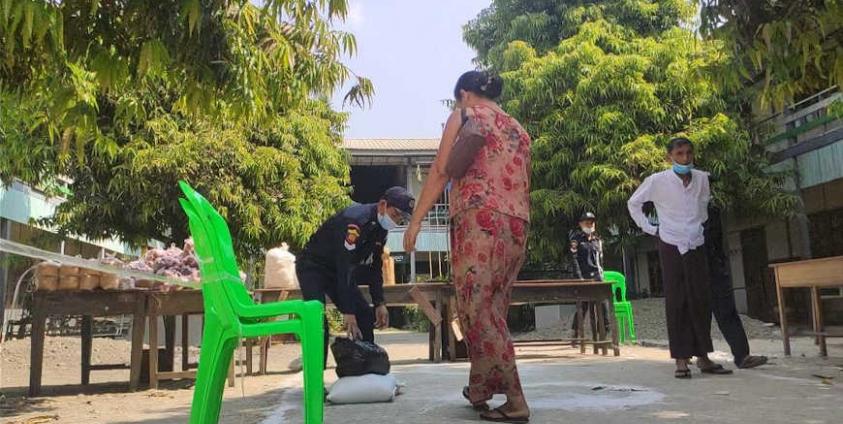 ဧပြီလတွင် အစိုးရကထောက်ပံ့ပေးသည့် စားသောက်ကုန်ငါးမျိုးအားပေးအပ်နေစဉ်။