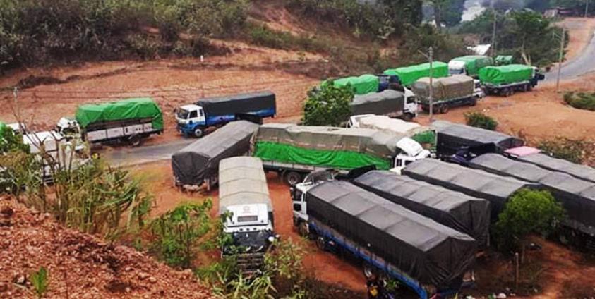 အမ်း-မင်းပြား ကားလမ်းအခြေအနေ လုံခြုံရေး စိုးရိမ်ရသောကြောင့် အမ်းမြို့အနီးတွင် ရပ်နားထားသည့် ကုန်တင်ယာဉ်များကို ဧပြီလ ၂၇ နေ့က တွေ့ရစဉ်။ (Photo - K Than Aung's facebook)