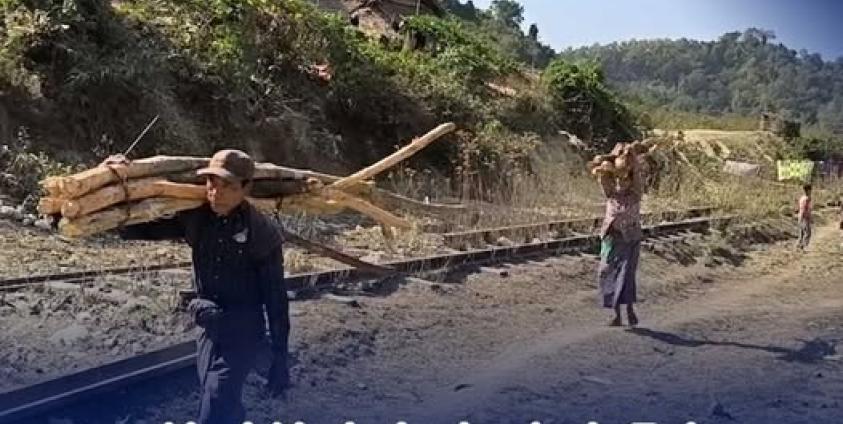 တောတောင်ကိုအမှီပြုလုပ်ကိုင်စားသောက်နေကြရသည့် ပုဏ္ဏားကျွန်းမြို့နယ်မှ စစ်ဘေး ရှောင်များအား ယခုလအတွင်း တွေ့ရစဉ်။