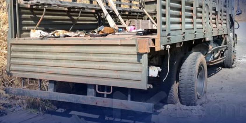 အမ်း - ပဒါန်းလမ်းပိုင်းတွင် ပျက်စီးနေသော စစ်ကောင်စီ ယာဉ်အား တွေ့မြင်ရစဉ်။ ဓာတ်ပုံ - Myanmar Now