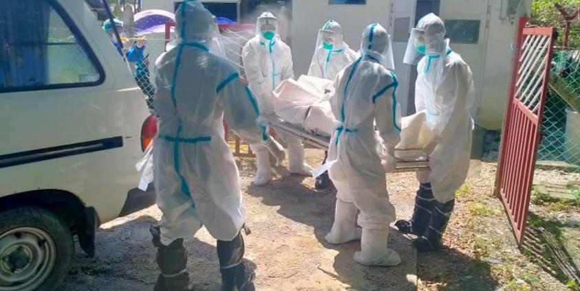 ကျောက်ဖြူတွင် အောင်ဆီဂျင်ပြတ်လပ်မှုကြောင့် သေဆုံးသွားသူတစ်ဦးအား လူမှုအဖွဲ့အစည်းများမှ နာရေးအတွက် ကူညီပေးနေစဉ်။ (ဓါတ်ပုံ - လေးဝတီကုလရက္ခိတ (ပရဟိတ) အသင်း၊ ကျောက်ဖြူမြို့)