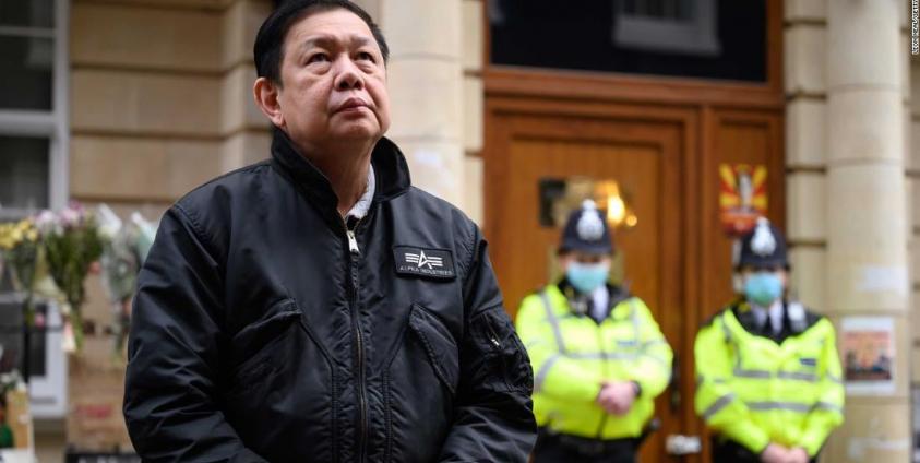 လန်ဒန်ရှိ မြန်မာသံရုံးထမ်းများက တံခါးပိတ်ထားသဖြင့် ရုံးတွင်းသို့ ဝင်ခွင့်မရသည့် ယူကေနိုင်ငံဆိုင်ရာ မြန်မာသံအမတ်ကြီး ဦးကျော်စွာမင်းအား ၂၀၂၁ ခုနှစ် ဧပြီလ ၈ ရက်နေ့က ယူကေ မြန်မာသံရုံးရှေ့တွင် တွေ့မြင်ရစဉ်။ (ဓာတ်ပုံ - CNN)