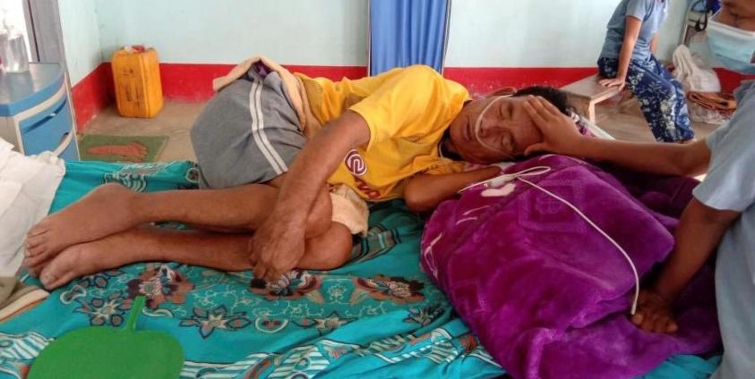 ပုံစာ - ကိုဗစ်လူနာတစ်ဦးကို မိသားစုဝင်တစ်ဦးနှင့်အတူ ၂၀၂၁ ခုနှစ် မေလ ၂၈ ရက်နေ့က ကျီခါးဆေးရုံတွင် တွေ့ရစဉ်။ (ဓာတ်ပုံ - Reuters)