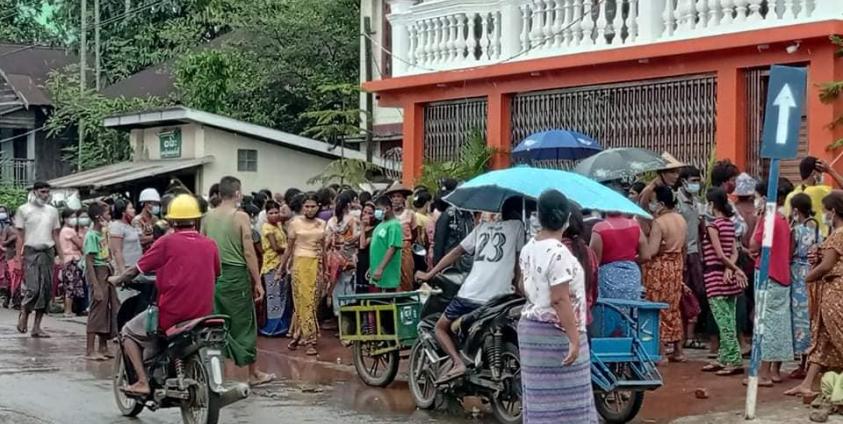 ဇူလိုင်လ ၂၈ ရက်နေ့က စစ်တွေမြို့တွင် ကိုဗစ်ကြောင့် စားဝတ်နေရေးအခက်အခဲရှိသူများကို ထောက်ပံ့နေစဉ်