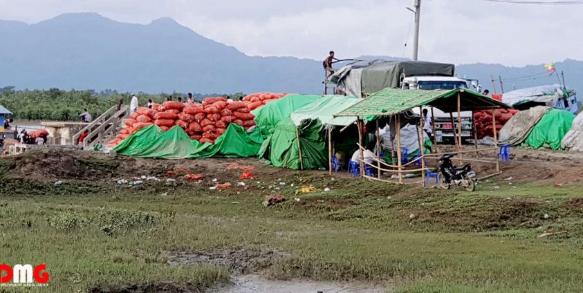 ပုံစာ - မောင်တောမြို့နယ် ကညင်ချောင်းစီးပွားရေးဇုန်မှ ဘင်္ဂလားဒေ့ရှ်နိုင်ငံသို့ ကြက်သွန်နီတင်ပို့နေသည့် မြင်ကွင်း။ ဓါတ်ပုံ - F001