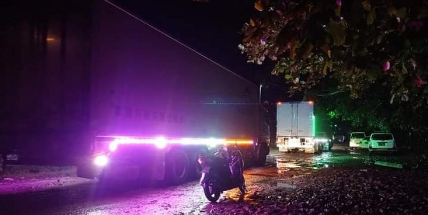 မောင်တောနယ်စပ်ကုန်သွယ်ရေးသို့ ကုန်ပို့ရန် ပြည်မဖက်မှရောက်ရှိလာကြသည့် ကုန်ကားများအား တွေ့ရစဉ်