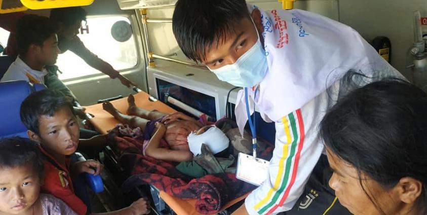 စစ်လက်နက်ကျန်ပစ္စည်းပေါက်ကွဲမှုကြောင့် ရသေ့တောင်မြို့နယ်က ကလေးငယ်တစ်ဦး ထိခိုက်ဒဏ်ရာရရှိခဲ့သူ။ ဓါတ်ပုံ - ရွှေရောင်မေတ္တာဖောင်ဒေးရှင်း