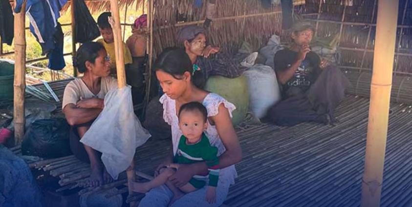 ကျောက်ဖြူစစ်ဘေးရှောင်များအား တွေ့ရစဉ်။ ဓာတ်ပုံ – PYA