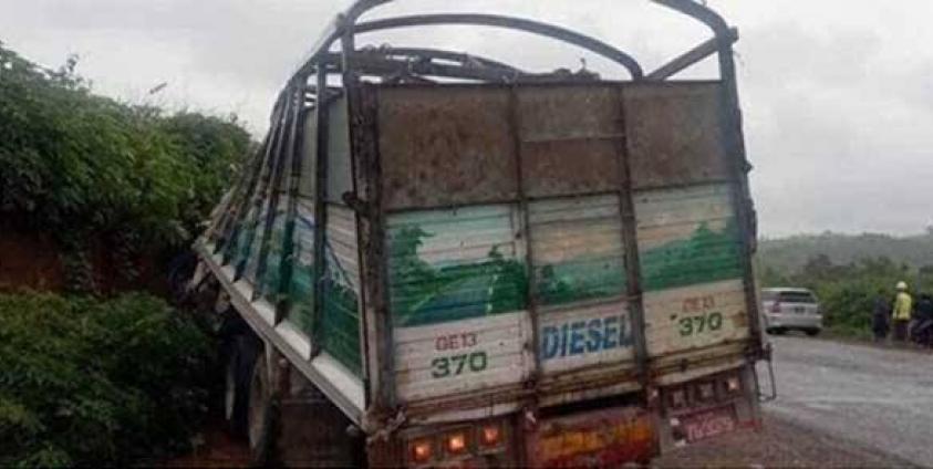 ကျောက်မဲမြို့နယ် ပန်တင်ရွာအနီး ရင်ခွဲတောင်မှပစ်ခတ်ခံရတဲ့ တရုတ်ပြည်ပို့မည့် နွားတင်ကား (ဓါတ်ပုံ- ဦးတင်မောင်သိန်း)