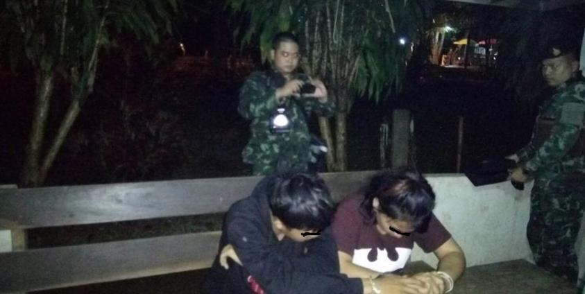 စစ်တပ်ဂိတ်မှ စစ်ဆေးနေစဉ်(photo:Facebook)