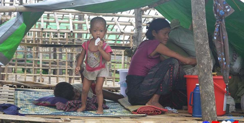 ရခိုင်တွင် တိုက်ပွဲဖြစ်ပွားနေသည်မှာ (၁) နှစ်နီးပါးကြာမြင့်လာပြီဖြစ်ကာ စစ်ဘေးဒုက္ခသည်ဦးရေ (၉) သောင်းကျော်အထိ ရှိလာပြီဖြစ်သည်။ (ဓာတ်ပုံ - သက်နိုင်)