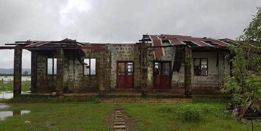 ပြိုပျက်နေသော ကျောင်းကို မြင်တွေ့ရစဉ်။