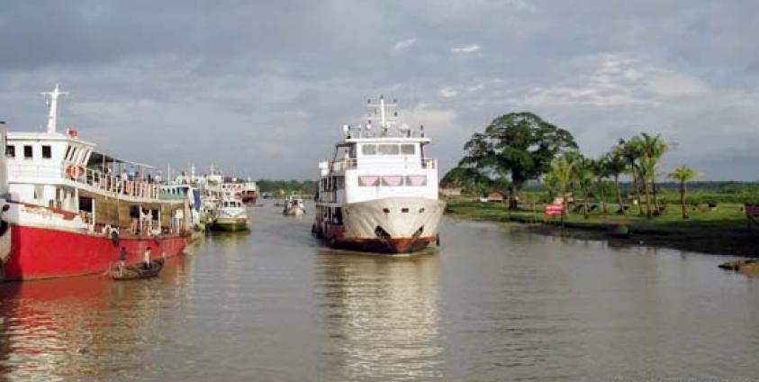 ရခိုင်ပြည်နယ်အတွင်းပြေးဆွဲနေသည့် ပြည်တွင်းရေးကြောင်း ပိုင်သင်္ဘောအချို့အား စစ်တွေဆိပ်ကမ်းတွင် တွေ့ရစဉ်။