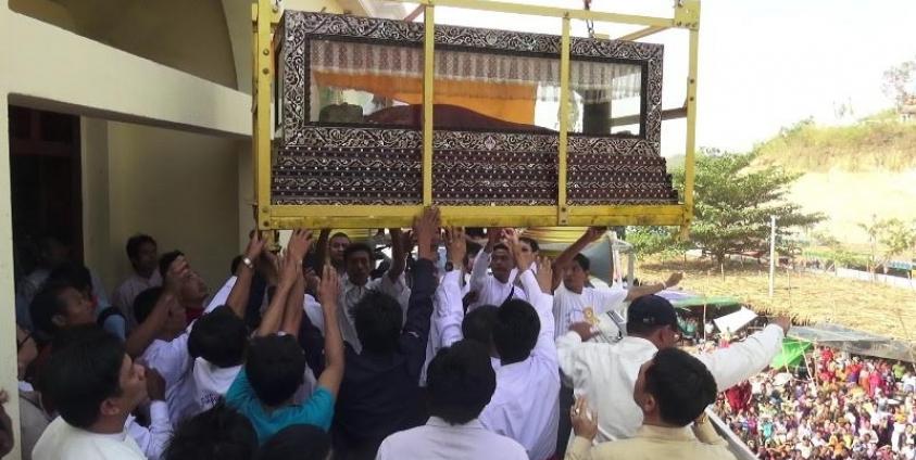 ဆရာတော်၏ရုပ်ကလာပ်တော်ကို ပင့်ဆောင်နေစဉ် (MNA)