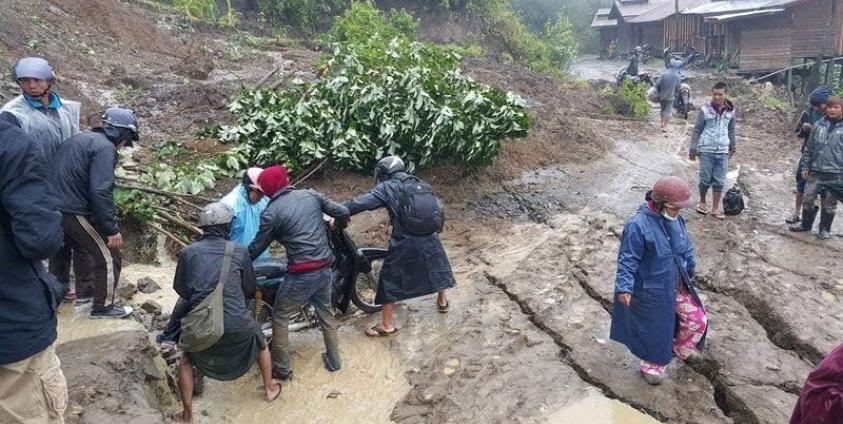 A landslide in July 2015 on Kalay-Falam-Haka Road, disrupted transport in Falam Township and surrounding areas. Photo: Bik Lian