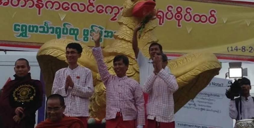 မွန်ဝန်ကြီးချုပ်နှင့် ပြည်နယ်လွှတ်တော်ဒုဥက္ကဋ္ဌတို့ ဟင်္သာရုပ်တုဖွင့်ပွဲအတူတက်ရောက်စဉ်(Internet)