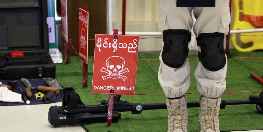 နေပြည်တော်တွင်ပြုလုပ်သော အပြည်ပြည်ဆိုင်ရာ မိုင်းအန္တရာယ်အသိပညာပေးရေးနေ့အခမ်းအနားတွင် မိုင်းအန္တရာယ်နှင့်ပတ်သက်ပြီး သရုပ်ဖော်ထားစဉ်(ဓာတ်ပုံ- မင်းမင်း/မဇ္ဈိမ)