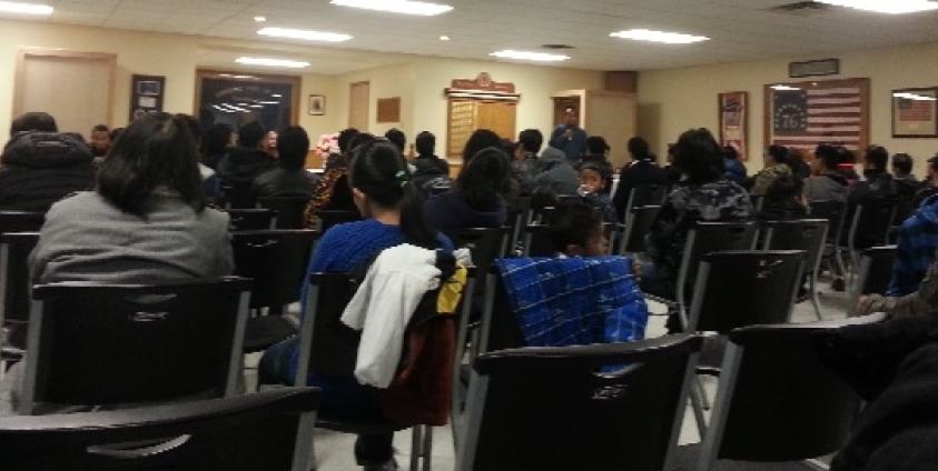 စစ်ဆန့်ကျင်ရေး အခမ်းအနား ပြုလုပ်နေသည်ကို တွေ့ရစဉ်