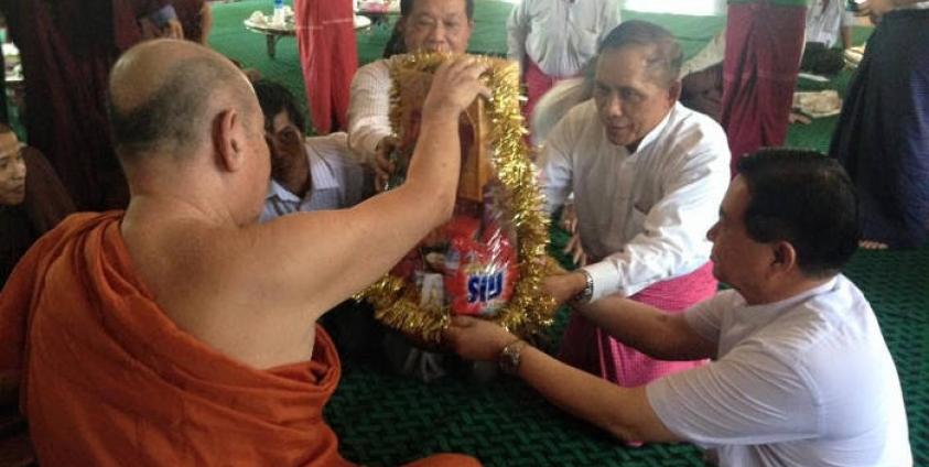 NMSP Chairman Nai Htaw Mon meets with minister U Aung Min at a local monastery in Thanbyuzyat Town (Photo: Minn Latt, Facebook)
