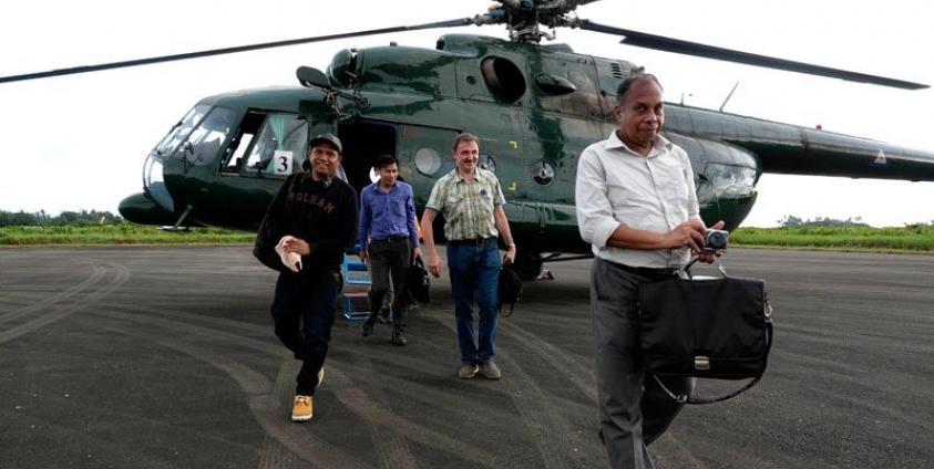 Diplomates arrive at Sittwe Airport in Sittwe, Rakhine State, Myanmar, 02 October 2017. Photo: Nyunt Win/EPA-EFE