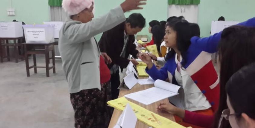 မဲပေးရန်လာသူများကို မဲရုံတာဝန်ရှိသများ လမ်းညွန်နေစဉ်