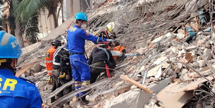 မန္တလေးမြို့တွင်း ကယ်ဆယ်ရေးလုပ်ငန်းခွင်များအတွင်း တွေ့ရသည့် နိုင်ငံခြားသားများ။