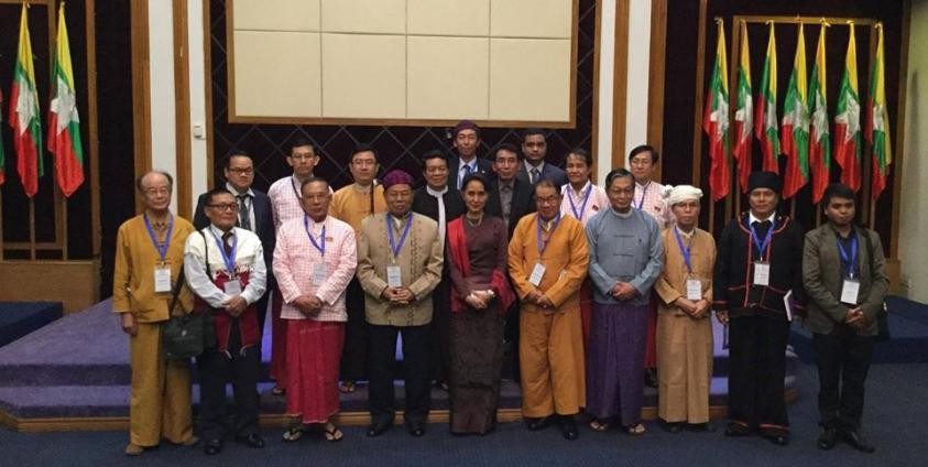  ဒေါ်အောင်ဆန်းစုကြည်နှင့် UNFC ခေါင်းဆောင်များအမှတ်တရဓါတ်ပုံ(ENAC)