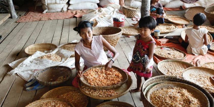 မွန်ပြည်နယ် ရေးမြို့နယ်ရှိ အလတ်စား ပင်လယ်ရေထွက်လုပ်ငန်းခွင်တစ်ခုအား မေလ ၆ ရက် ၂၀၁၅ ခုနှစ်ကတွေ့ရစဉ်။ ဓာတ်ပုံ- ဟောင်ဆာ(ရာမည)