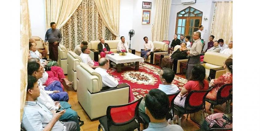 တိုင်းရင်းသားရေးရာပြည်ထောင်စုဝန်ကြီးနေအိမ်တွင်၂၁ ရာစုပင်လုံ(တတိယအစည်းအဝေး) တက်ရောက်သော မွန်ခေါင်းဆောင်များကို မြင်တွေ့ရစဉ်(photo/Facebook)