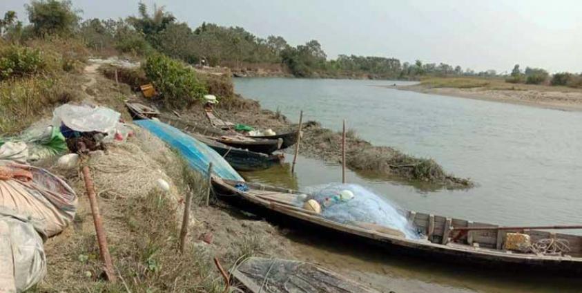 တားမြစ်ထားစဉ် ငါးရှာဖမ်းနေလျှင် လုံခြုံရေးတပ်ဖွဲ့ဝင်များက လှမ်းပစ်ခတ်မှုများရှိကြောင်း သိရသည်။