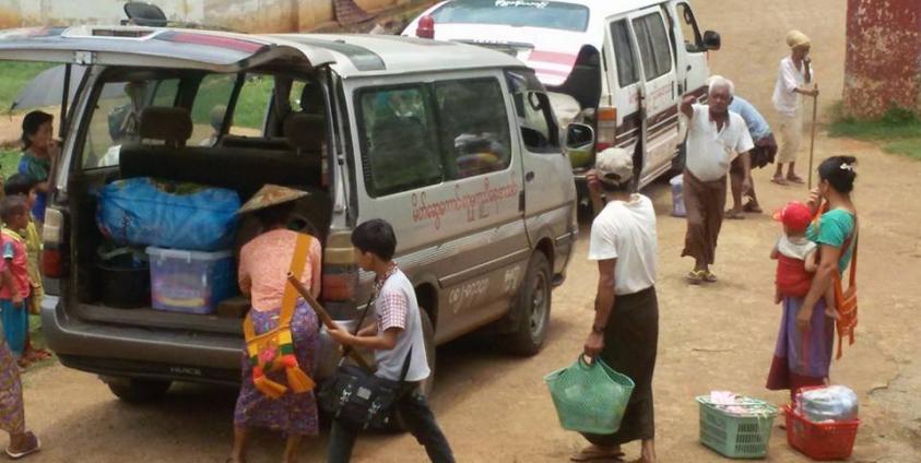 Namtu Township Committee for Assisting Refugees helps displaced families from Hsaik Hkawng Village Group to return home. (Photo – Sai Ba Nyan)