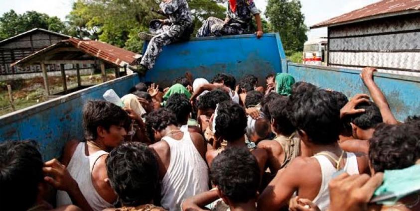 ဧရာဝတီတိုင်း ဟိုင်းကြီးကျွန်းမှ ရခိုင်ပြည်နယ် မောင်တောမြို့သို့ ပို့ဆောင်ထားသည့် လှေစီးဒုက္ခသည်များကို တွေ့ရစဉ်။ (ဓာတ်ပုံ - အီးပီအေ)