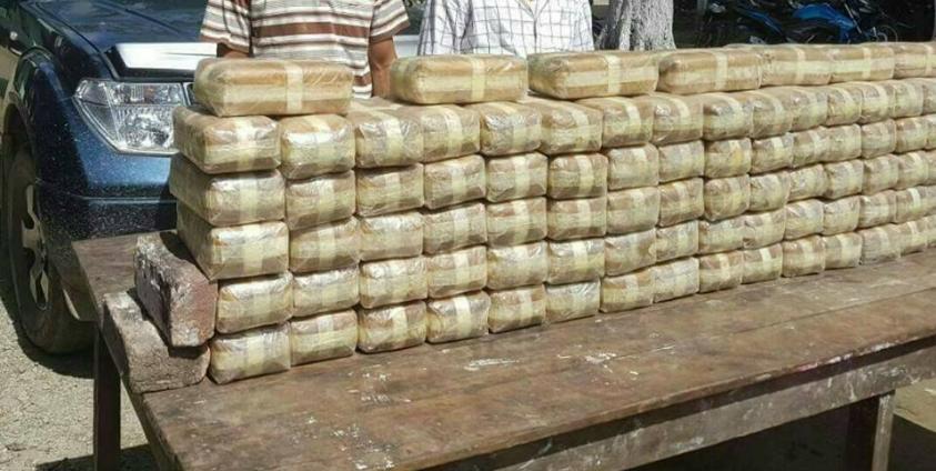 ဖမ်းဆီးမိခဲ့သည့် စိတ်ကြယာဘားဆေးပြားများနှင့် အတူ လူနှစ်ဦး (photo: San Myat Shwe)