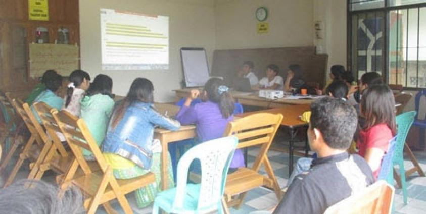 ဂျုလိုင်လ(၄)ရက်နေ့ လွိုင်ကော်မြို့၊ နောင်ယား(က)၊ Action Aid ရုံးတွင် Youth Resource Centre (YRC) နေရာတွင် လူငယ်များအတွက် တိကျသည့် ရည်မှန်းချက်တစ်ခုချမှတ်နိုင်ရန် ဆွေးနွေးနေကြစဉ် (ဓါတ်ပုံ - ဖြိုးဝေအောင်)