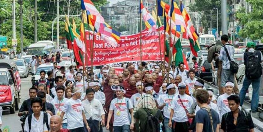 ရခိုင်ပြည်နယ်တွင် လှေစီးဒုက္ခသည်များနှင့် ကုလသမဂ္ဂမှ မြန်မာနိုင်ငံတွင် ဘင်္ဂါလီဒုက္ခသည်များ လက်ခံပေးရေးအဆိုကို ကန့်ကွက်သည့် အနေဖြင့် လူငယ်များ နှင့် သံဃာတော်များ မေလ ၂၇ ရက် မွန်းလွဲပိုင်းက ဆန္ဒထုတ်ဖော်စဉ်။ ဓာတ်ပုံ-ဟောင်ဆာ(ရာမည)