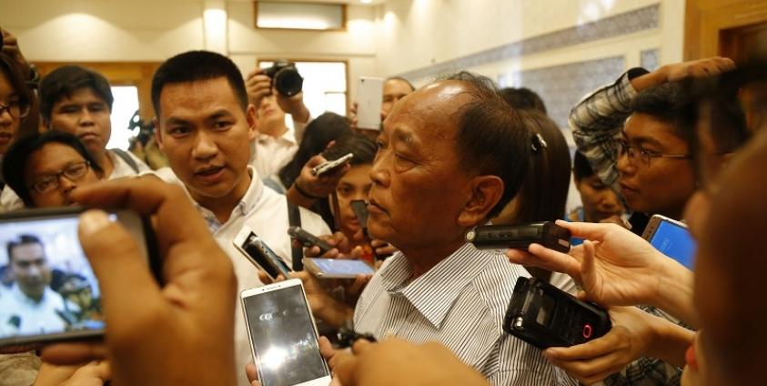 'ဝ' ပြည် သွေးစည်းညီညွတ်ရေးတပ်မတော်(UWSA) ၏ ပြင်ပဆက်ဆံရေးဌာနခွဲ အကြီးအကဲ ဦးကျောက်ကော်အန်းက မီဒီယာများ၏ မေးမြန်းမှုကို ဖြေကြားနေစဉ်(ဓာတ်ပုံ- မင်းမင်း/မဇ္ဈိမ)