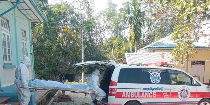 ကိုဗစ်ရောဂါဖြင့် သေဆုံးသွားသူကို သယ်ယူသွားစဉ်