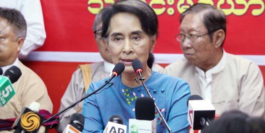 အမျိုးသားဒီမိုကရေးစီအဖွဲ့ချုပ် ဒေါ်အောင်ဆန်းစုကြည်နှင့် မီဒီယာတွေ့ဆုံပွဲသတင်းစာရှင်းလင်းပွဲကို ရန်ကုန်မြို့ အုပ်လမ်း အမျိုးသားဒီမိုကရေစီ အဖွဲ့ချုပ်ရုံးတွင် နိုဝင်ဘာလ ၅ရက် ညနေပိုင်းက ပြုလုပ်ကျင်းပစဉ်။ (ဓာတ်ပုံ - သက်ကို)
