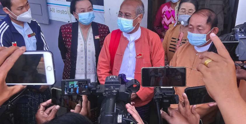 Picture- NLD တွေ့ဆုံဆွေးနွေးရေး အဖွဲ့ခေါင်းဆောင် ဒေါက်တာအောင်မိုးညိုက သတင်းထောက်များအား ရှင်းလင်းပြောကြားစဥ်။