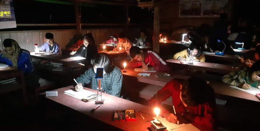 မြောက်ဦးရှိ ရခိုင်အားမာန်အထက်တန်းအဆင့်ပညာဒါနကျောင်းတွင် လျှပ်စစ်မီးပြတ်တောက်နေချိန် ကျောင်းသူ၊ ကျောင်းသားများ စာဖတ်နေကြရစဉ်။