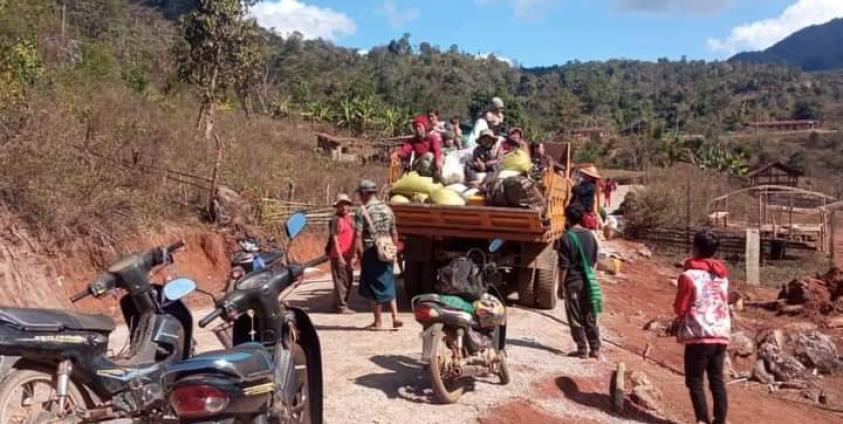 မတ်လ ၁၃ ရက်က မြန်မာစစ်တပ်မှ လက်နက်ကြီးနှင့် လေကြောင်းမှတိုက်ခိုက်မှုကြောင့် ဒေါငံခကျေးရွာမှ စစ်ဘေးရှောင်ဒေသခံများ ထပ်မံတိမ်းရှောင်နေရစဉ်။